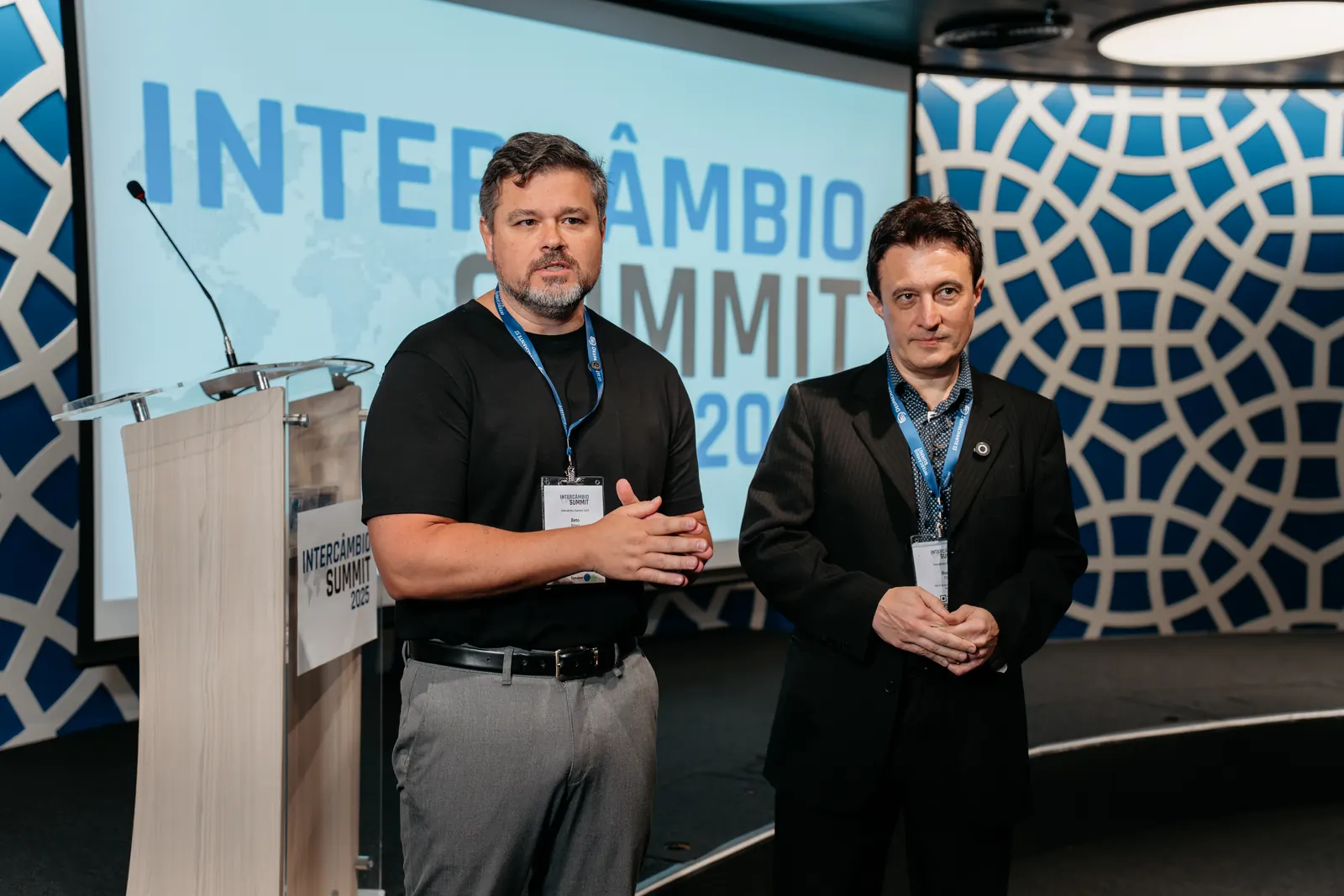 Palco do Intercâmbio Summit 2025 com o telão do evento
